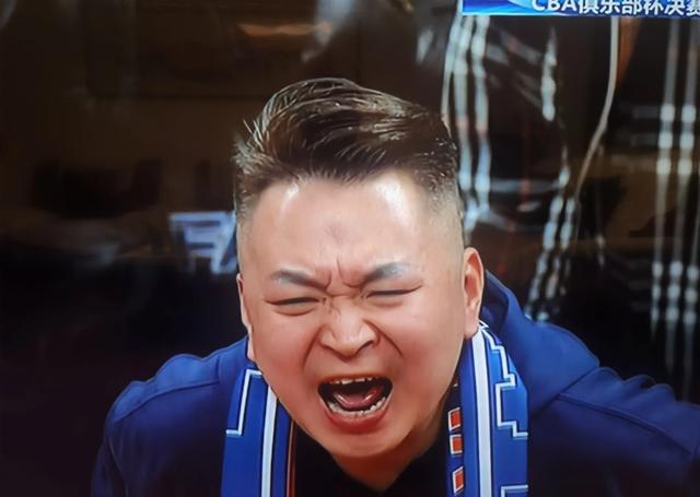  UFC赛场再起风云：漓江鲨队队火力全开东海独角兽队，新援首秀制胜防守强度拉满